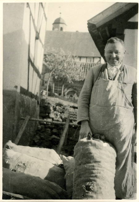 Schrecksbacher Mann beim Einkellern von Kartoffeln, 1950er Jahre