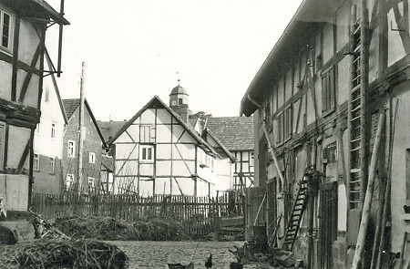 Hofansicht mit Blick auf die Schrecksbacher Kirche, 1930er Jahre