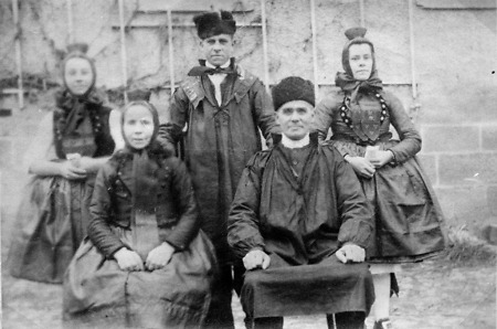 Schrecksbacher Familie in Tracht, 1930er Jahre