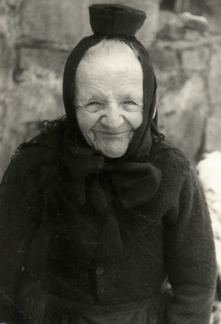 Ältere Frau aus Schrecksbach in Tracht, 1950er Jahre