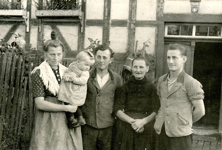 Schrecksbacher Mutter mit ihren zwei erwachsenen Söhnen und vermutlich ihrem Enkelkind und der Schwiegertochter, frühe 1930er Jahre