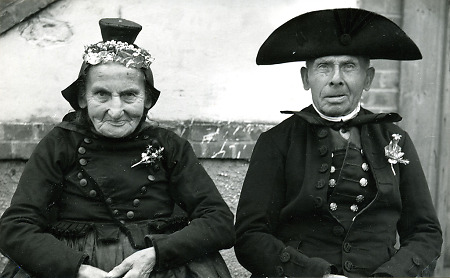 Ehepaar aus Schrecksbach am Tag der Goldenen Hochzeit, 1956