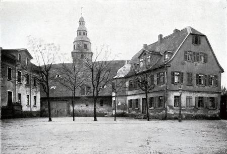 Früherer Schlossplatz mit altem Schlachthof und Schlosskirchenturm in Offenbach, um 1900