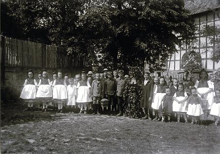 Pfingsten mit „Pfingstmännchen“ und „Pfingstbügel“ in Holzburg, 1920-1940