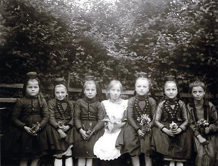 Sieben Mädchen in Holzburg, darunter fünf in Schwälmer Tracht, um 1930