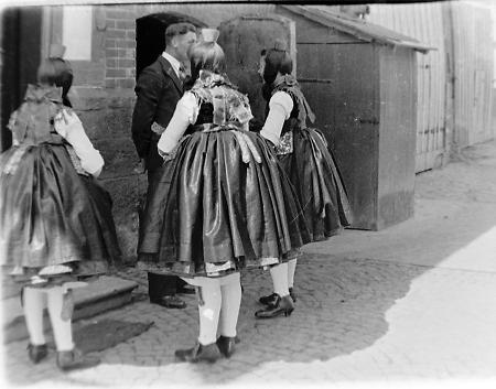Mädchen in Tracht, 1933-1945