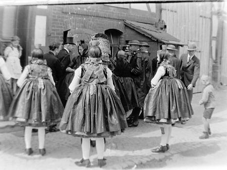 Mädchen in Trachten mit feinen Herren, 1933-1945