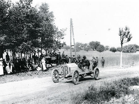 Opel-Werkswagen beim Kaiserpreisrennen im Taunus, 1907