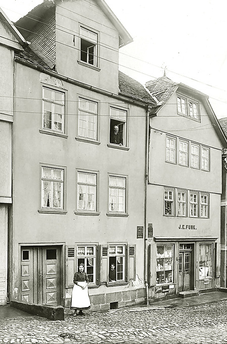 Familie vor ihrem Wohn- und Geschäftshaus in der Geismarer Straße, um 1910