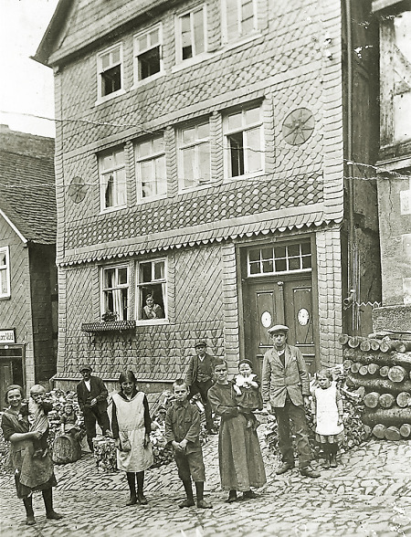 Familie vor ihrem Haus in der Schmiedegasse in Frankenberg, um 1930