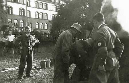 Luftschutzübung vor der Edertalschule in Frankenberg, 1935