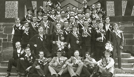 Gruppenaufnahme von Frankenberger Musterungsburschen vor dem Rathaus, 1937