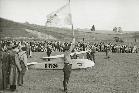 Flugvorführung eines Segelflugzeugs bei Frankenberg, 1938
