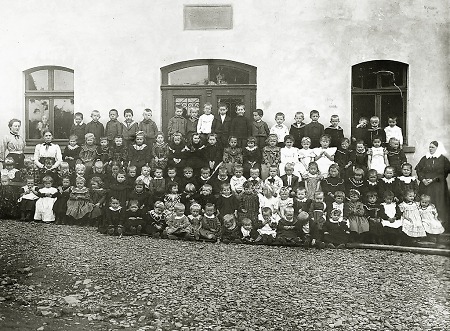 Kindergartenkinder vor dem sog. Heidehof, 1903