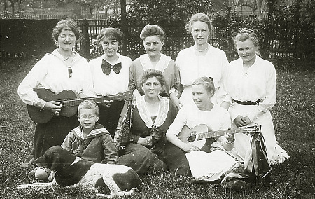 Junge Frauen beim Musizieren in einem Garten in Frankenberg, um 1910
