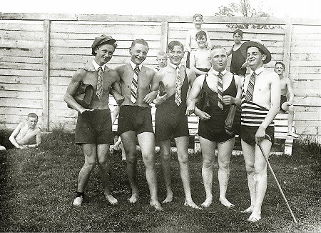 Junge Männer aus Frankenberg in ausgefallenem Badedress, 1930