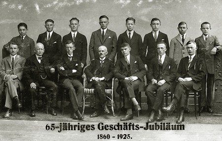 Belegschaft des Textilhauses Gilbert & Söhne anlässlich des 65-jährigen Geschäftsjubiläums, 1925
