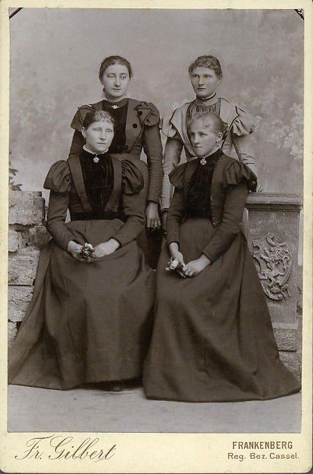 Vier junge Frauen aus Frankenberg, um 1905