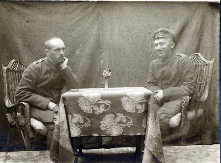 Zwei Soldaten an einem Tisch, vor 1918