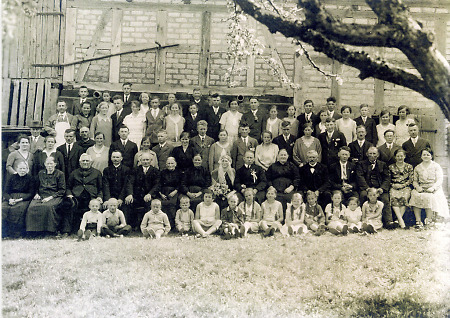 Hochzeitsgesellschaft in Haubern, 1920er Jahre