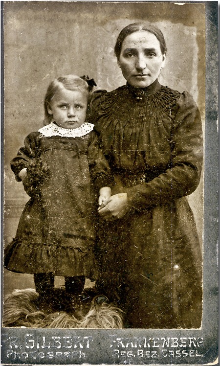 Junge Frau aus Haubern mit Tochter, 1914-1916