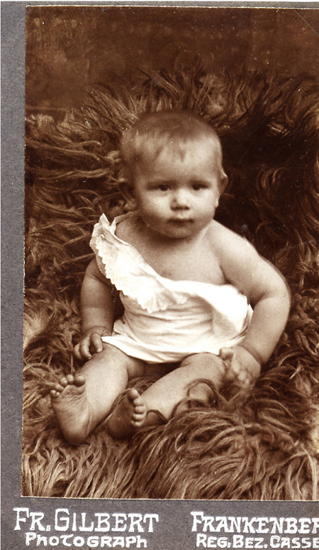 Atelieraufnahme eines Kleinkindes, um 1900