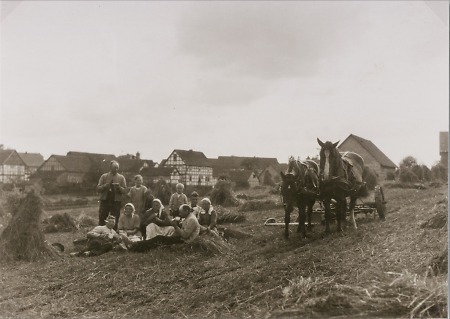 Arbeitspause während einer Getreideernte in Haubern, 1920er Jahre