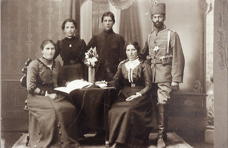 Husar mit seiner Familie, vor 1914
