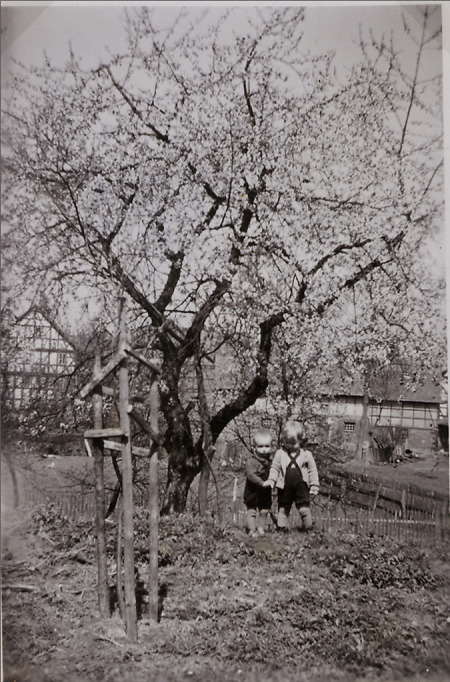 Zwei Hauberner Kinder im Garten, 1920er Jahre?