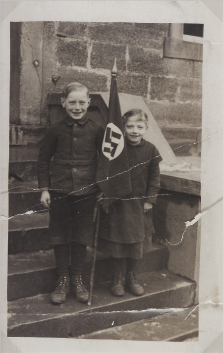 Hauberner Kinder mit der Hakenkreuzfahne, nach 1933