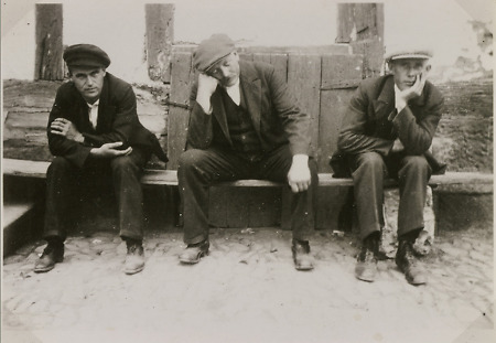 Hauberner Männer warten auf einer Bank, 1920er Jahre
