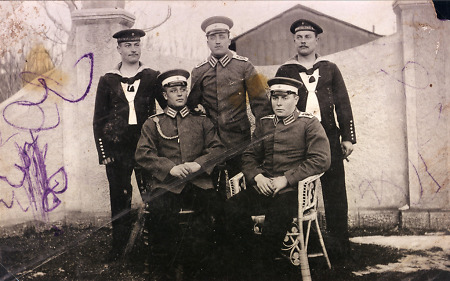 Gruppe deutscher Soldaten, vermutlich in Tsingtau, um 1912