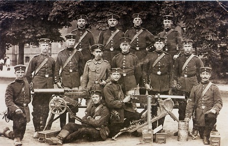 Soldatengruppe vor Maschinengewehren, 1914-1918