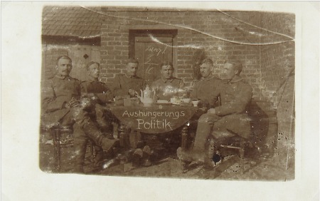 Soldaten im Ersten Weltkrieg beim Kaffeetrinken, 1915?