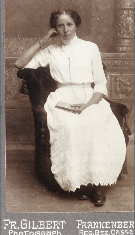 Junge Frau aus Haubern, um 1900