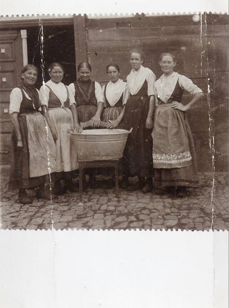 Waschtag in Haubern, 1910er Jahre?
