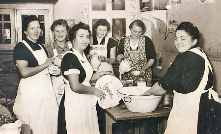 Während einer Hochzeitsfeier in Haubern in der Küche, 1950er Jahre