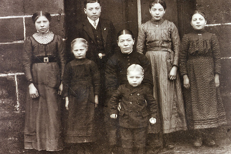 Die Familie eines Hauberner Stellmachers, um 1914