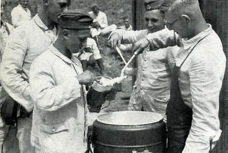 Essensausgabe beim Reichsarbeitdienst, um 1939