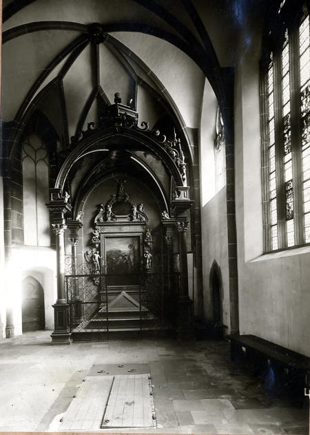 Vermutlich Innenansicht der Markuskirche Butzbach mit Grabmal, um 1900