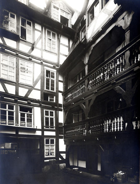 Innenhof eines Hauses, vermutlich in Schiffenberg, um 1900