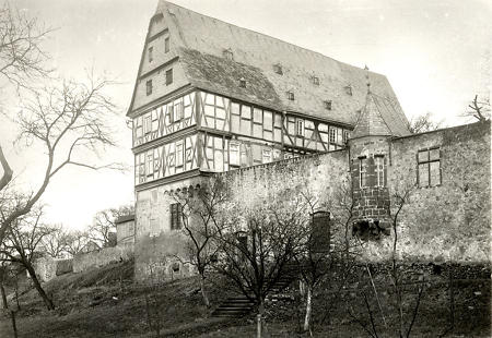 Fachwerkhaus mit Mauer in Grünberg, um 1900