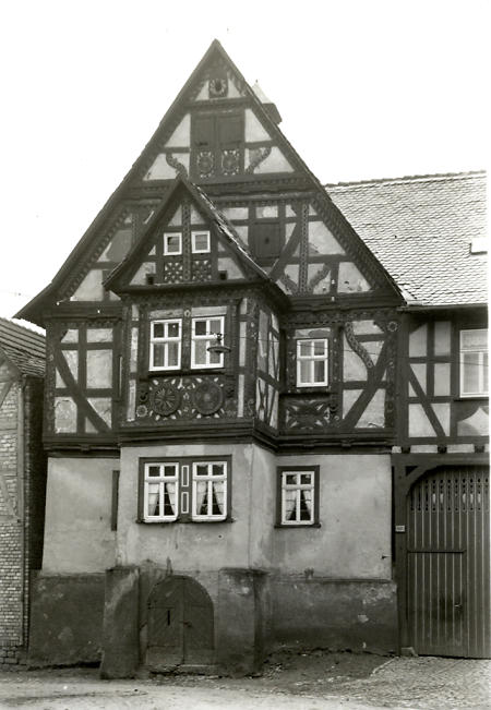 Fachwerkhaus mit Steinsockel in Niederkleen, um 1900