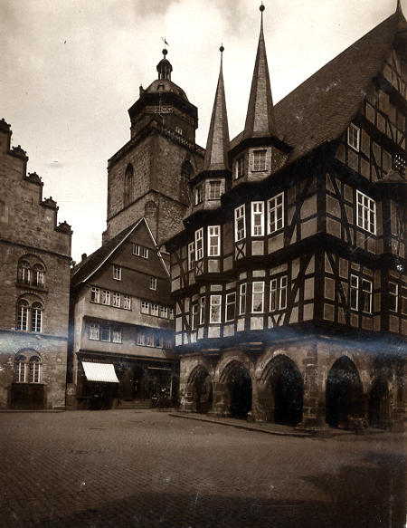 Weinhaus, Walpurgiskirche und Rathaus am Alsfelder Marktplatz, um 1900