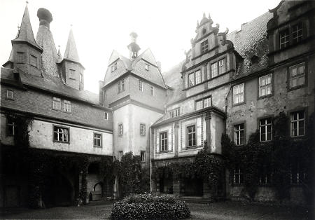 Innenhof des Schlosses Hungen, um 1900