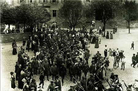 Ausrückende Soldaten werden auf dem Gelnhäuser Obermarkt verabschiedet, 1. August 1914