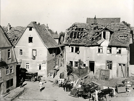 Bei einem Flugzeugabsturz in Gelnhausen beschädigte Häuser, 1939