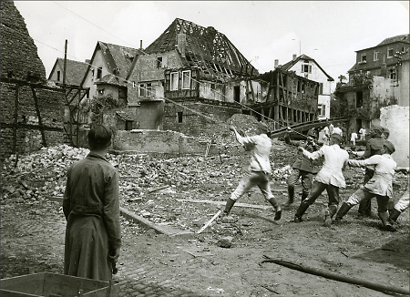 Pioniere beim Einreißen eines Hauses nach einem Flugzeugabsturz in Gelnhausen, 1939