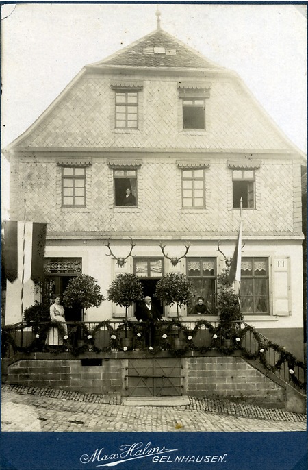 Ein anlässlich des Kaiserbesuchs in Gelnhausen geschmücktes Haus, 1906