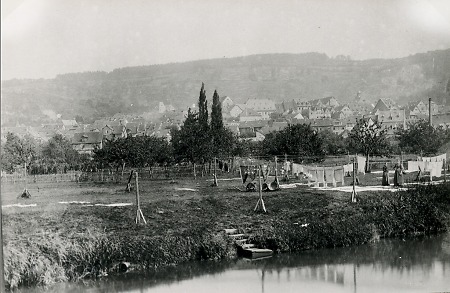 Der Gelnhäuser Bleichplatz an der Kinzig westlich des Judenfriedhofs, um 1900